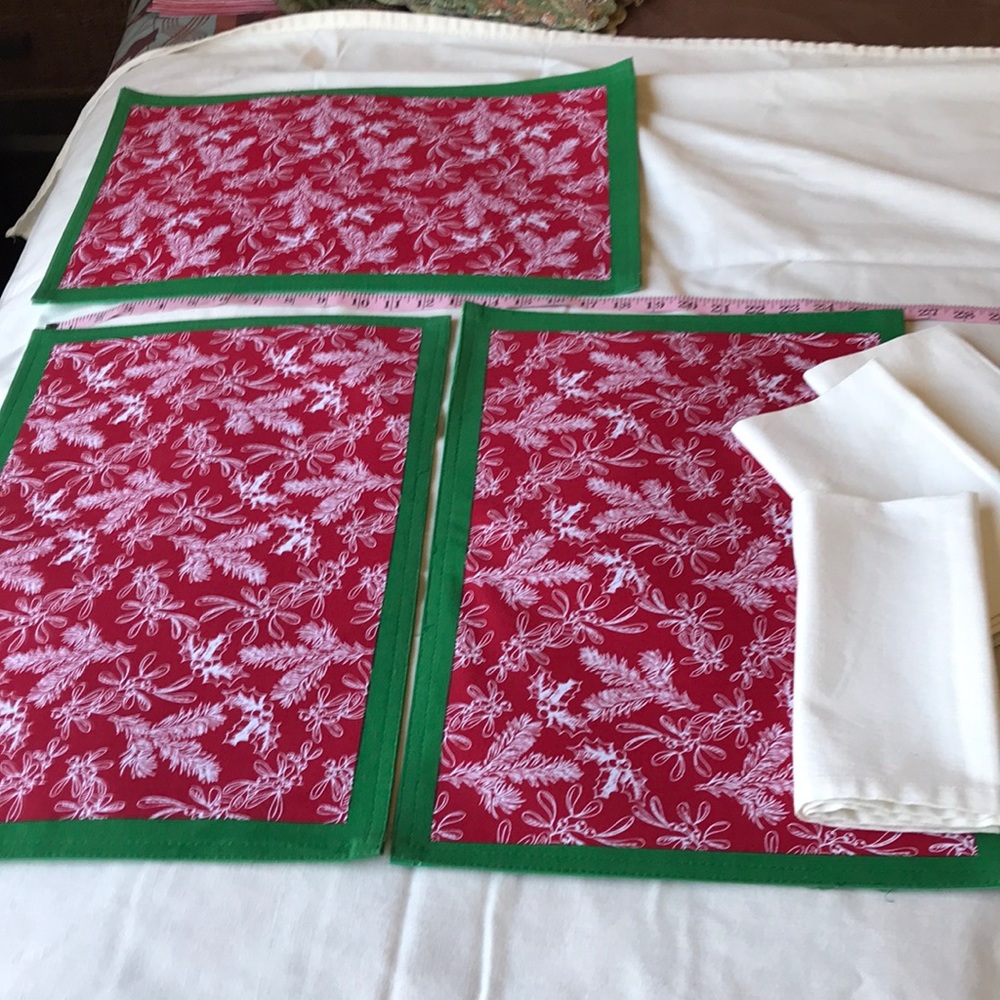 Nwt placemats with 3 white cloth napkins bundle. For the holidays
